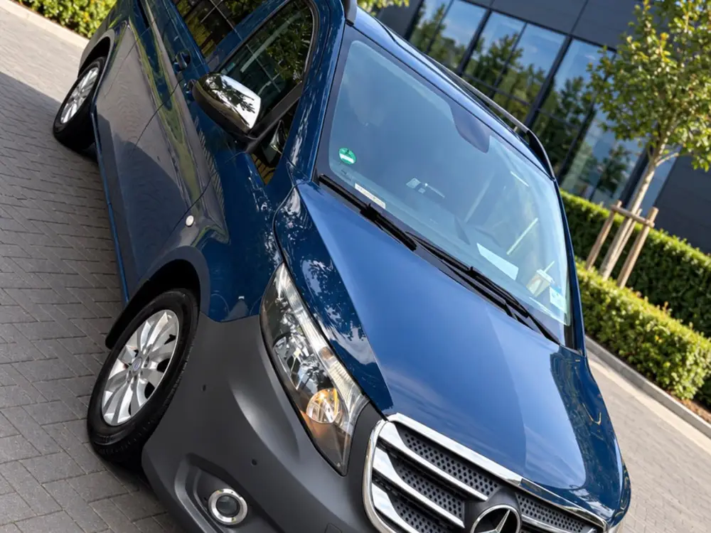 Blauwe Mercedes Vito taxibus van Taxi Middelbeers