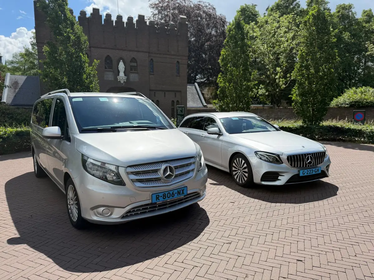 Mercedes Vito taxibus en witte E-Klasse van Taxi Middelbeers